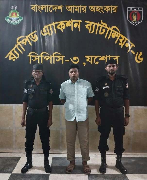 যশোরে ফেনসিডিল সহ মাদক ব্যবসায়ী গ্রেফতার