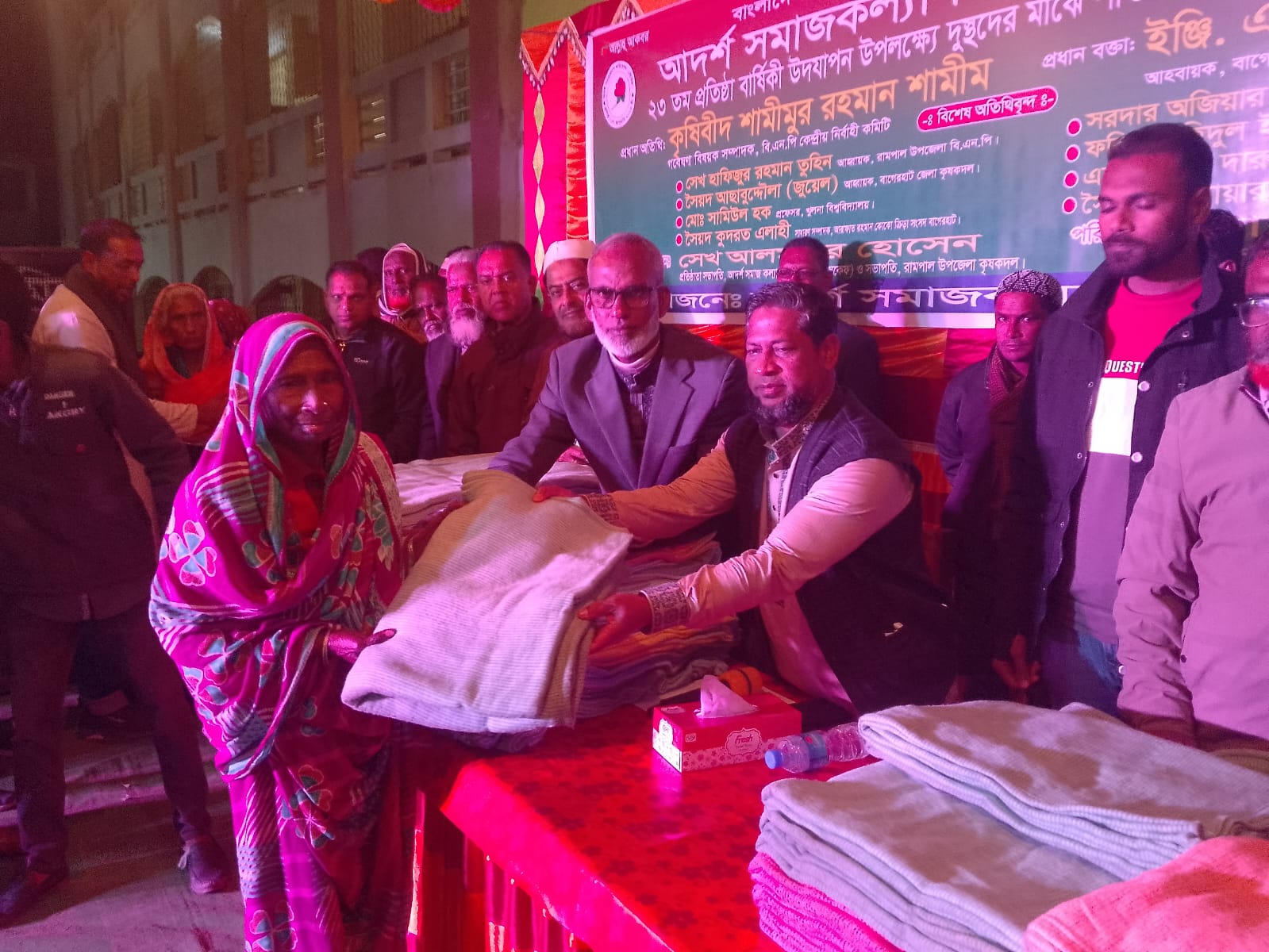 রামপালে শীতার্তদের হাতে উপহারের কম্বল তুলে দিলেন কৃষিবিদ শামীম  ‎