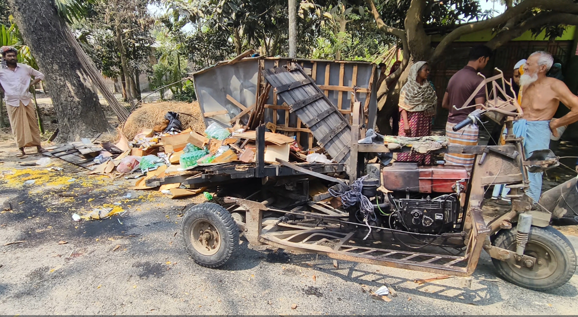 বড়াইগ্রামে গরুবাহী বোঝাই নসিমন গাড়ি ও পণ্যবাহী ভুটভুটি মুখোমুখি সংঘর্ষে একজন নিহত, আহত এক!