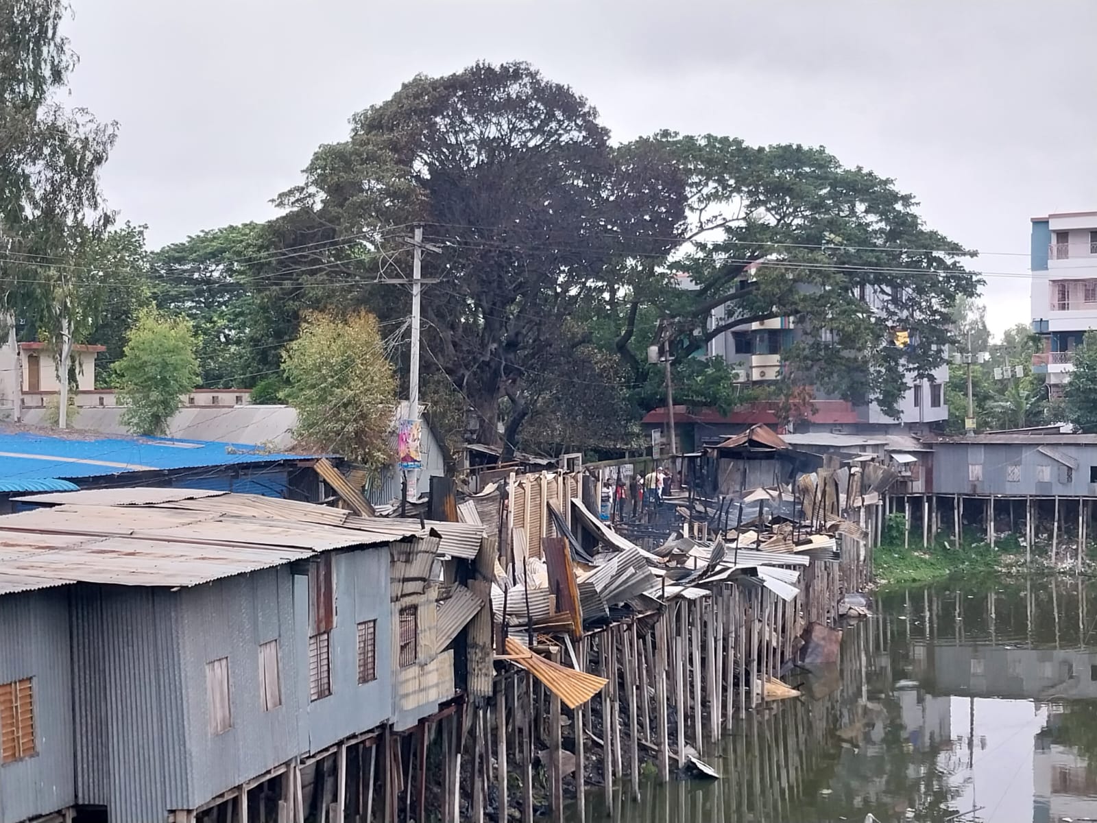 শ্রীনগর রেজিস্ট্রি অফিসের সামনে ভয়াবহ অগ্নিকাণ্ড,পুড়ে ছাই দলিল লেখকদের অফিস কক্ষ  