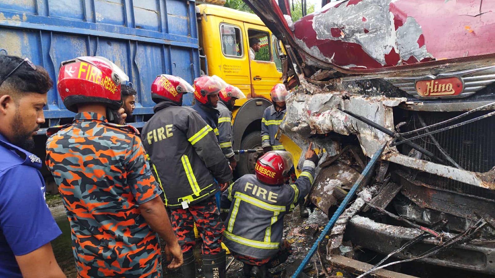 রাজবাড়ীর কালুখালীতে বাস-ট্রাক মুখোমুখি সংঘর্ষে আহত ২২
