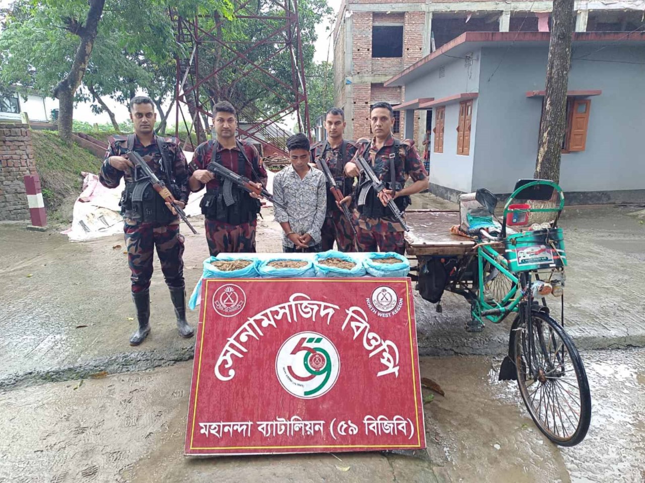 সোনামসজিদ সীমান্তে ৩.৭ কেজি গাঁজা ও ব্যাটারি চালিত ভ্যানসহ ১ জন আটক
