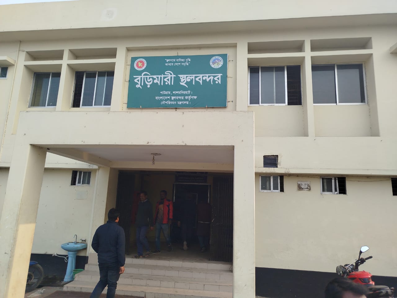 সিন্ডিকেট দখলে বুড়িমারি স্থলবন্দরে একটি মহলের অপতরতা। আতঙ্কে ব্যবসায়ীরা।
