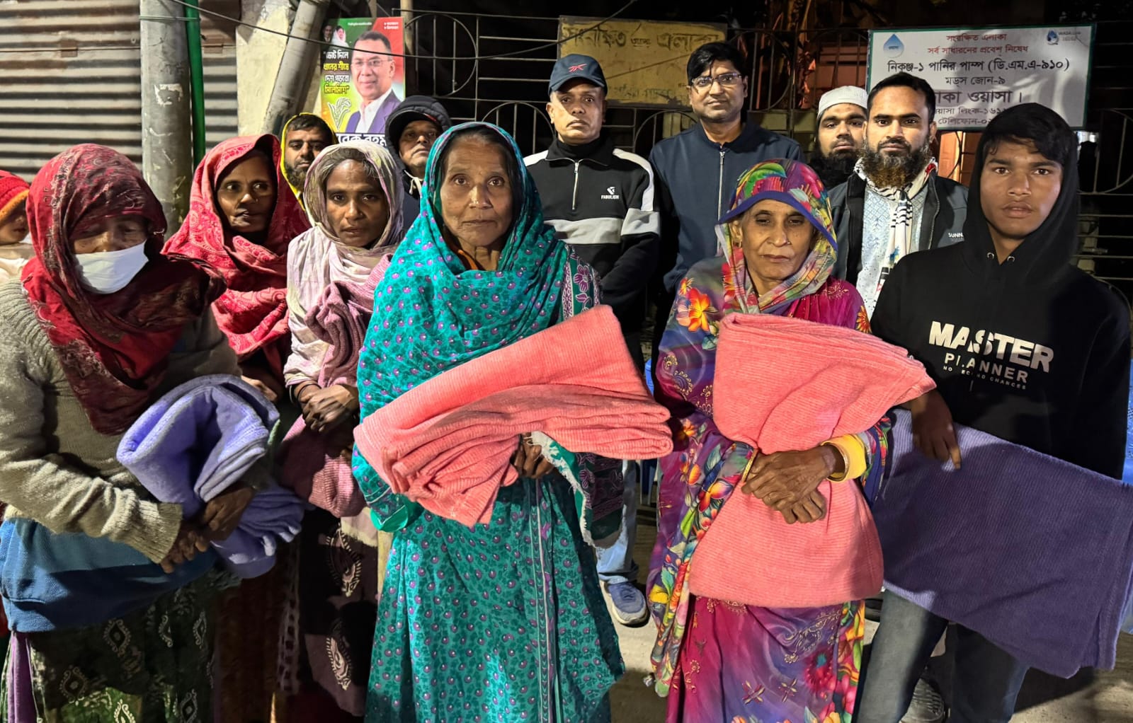 নিকুঞ্জের বটতলায় শীতার্তদের মাঝে কম্বল বিতরণ