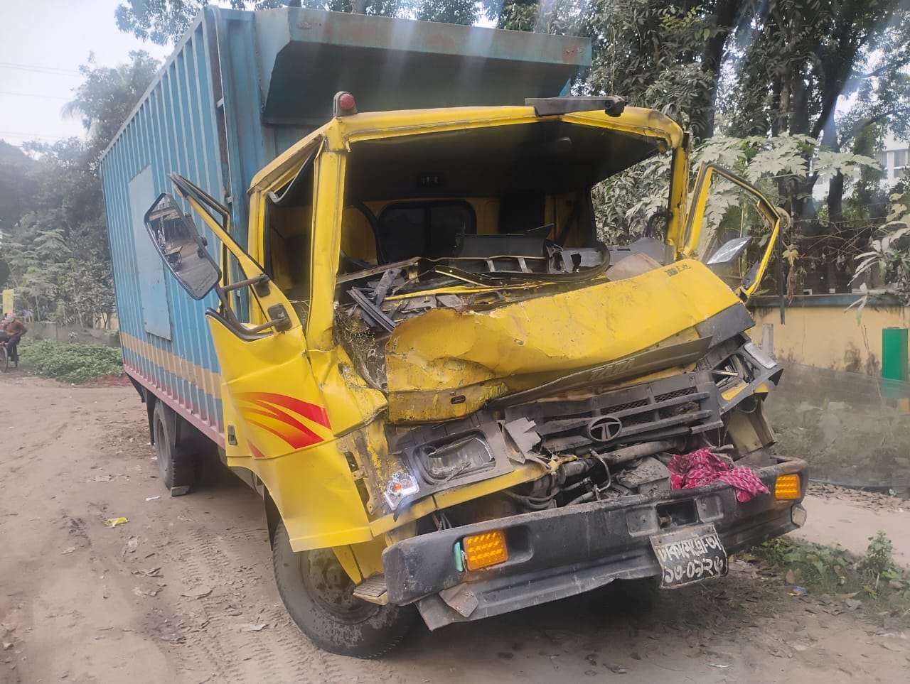 বড়াইগ্রামে দাঁড়িয়ে থাকা ট্রাকের পেছনে কাভার্ডভ্যানের ধাক্কা, নিহত ২