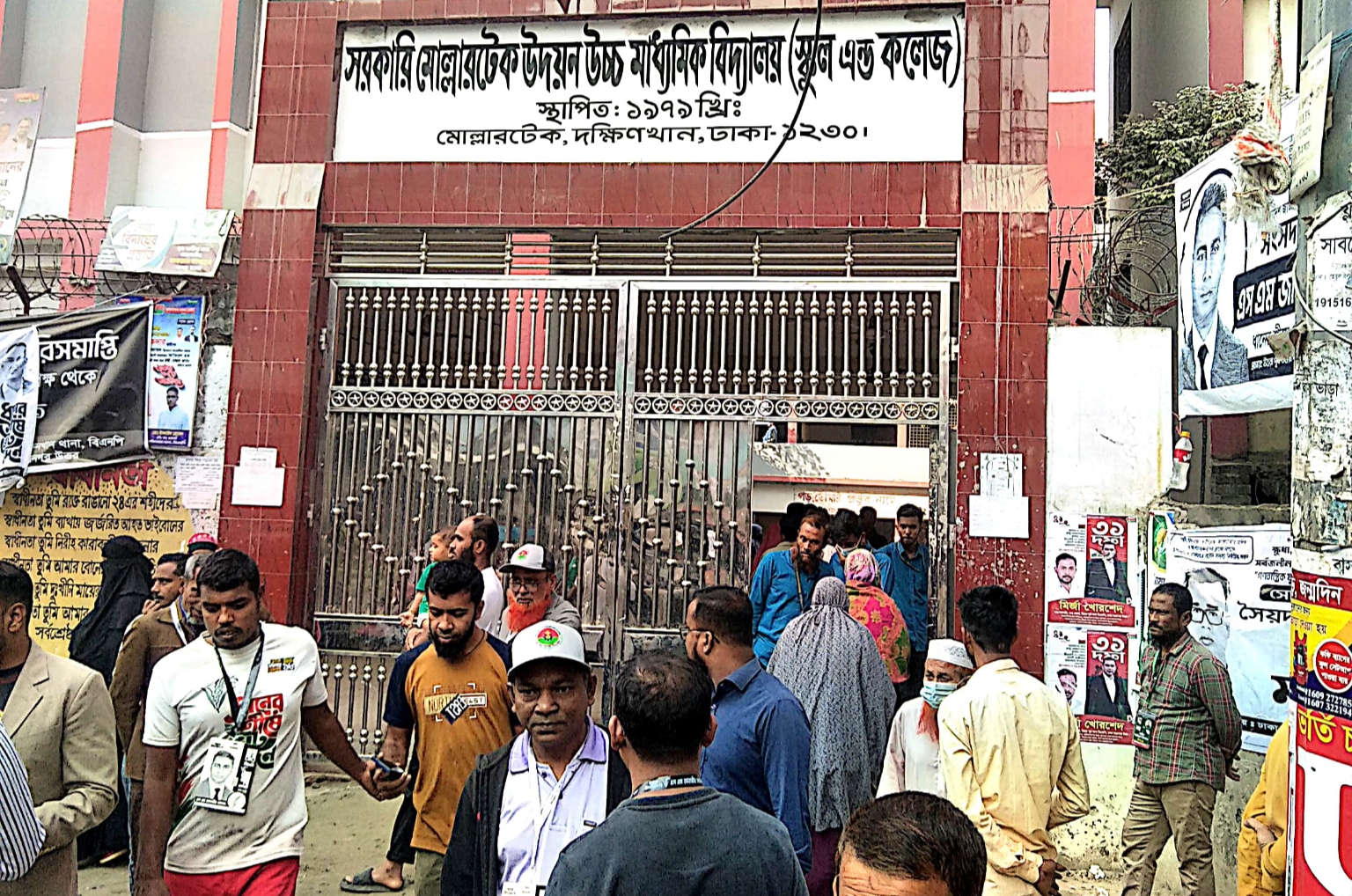 কোনো কোনো জায়গায় ভোটের উৎসবমুখর পরিবেশ”  ঢাকা-১৮ আসনে ভোট গ্রহন ও গণভোট অনুষ্ঠিত