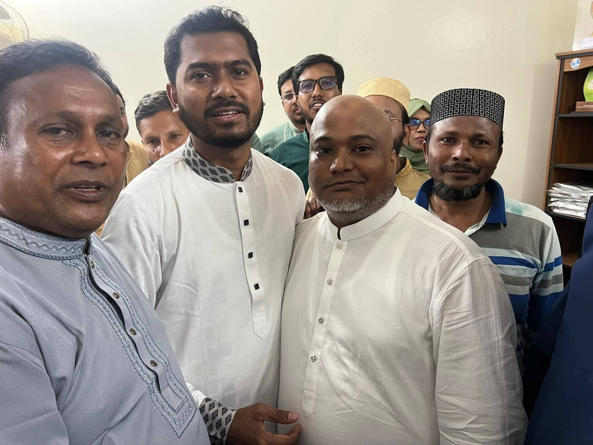 টঙ্গীতে রাজনৈতিক সম্প্রীতির নজির: আওয়ামী লীগ কর্মীর পক্ষ থেকে গণঅধিকার পরিষদের সভাপতিকে