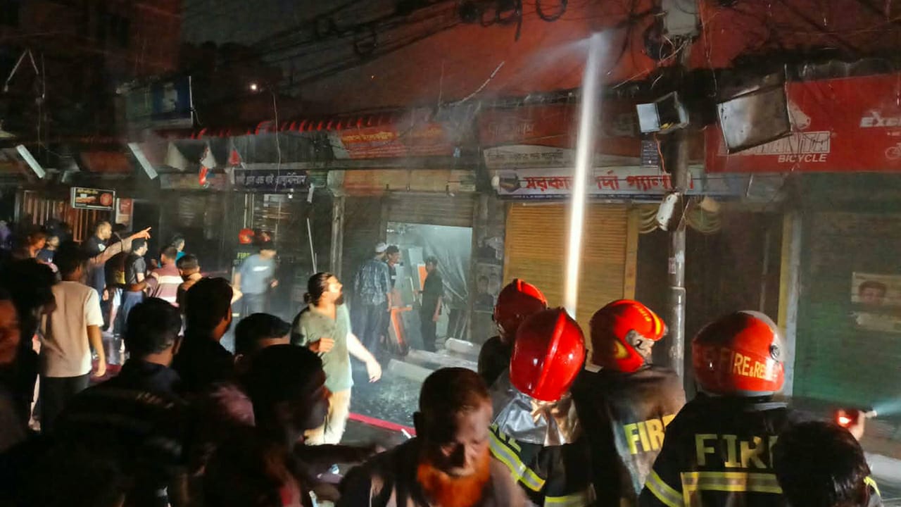 গাজীপুরে টঙ্গী বাজারের মার্কেটে আগুন ১৫টি দোকান পুঁড়েছে