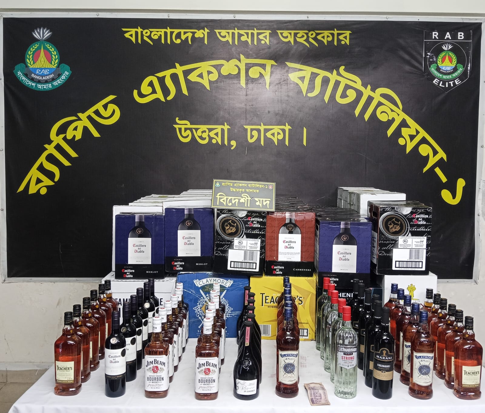 জব্দকৃত মদের মূল্য প্রায় ৩৩ লক্ষ টাকা বনানী থেকে পাজেরো গাড়ী ভর্তি ৫৩৮ বোতল বিদেশী মদসহ আটক-১