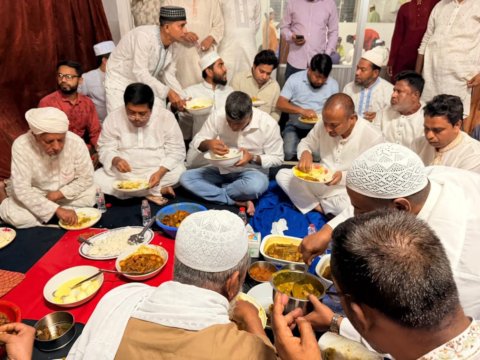 এতিম শিক্ষার্থী ও ইত্তেকাফে থাকা মুসল্লিদের সঙ্গে সেহেরি করলেন ঢাকা-১৮ আসনের এমপি এস এম জাহাঙ্গীর হোসেন