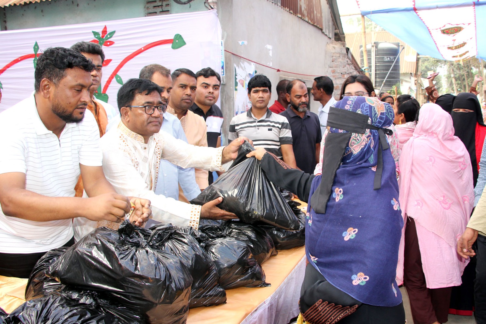 তুরাগের ৫৪ নং ওয়ার্ডে কাউন্সিলর প্রার্থী খোকার আয়োজনে ঈদ উপহার সামগ্রী বিতরণ।