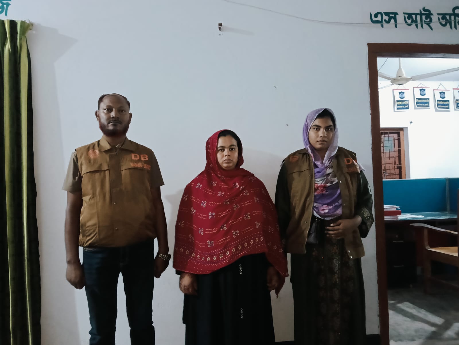 চারঘাটে ডিবির অভিযান ১৫০০ পিস ইয়াবাসহ নারী মাদক কারবারি গ্রেপ্তার, স্বামী পলাতক