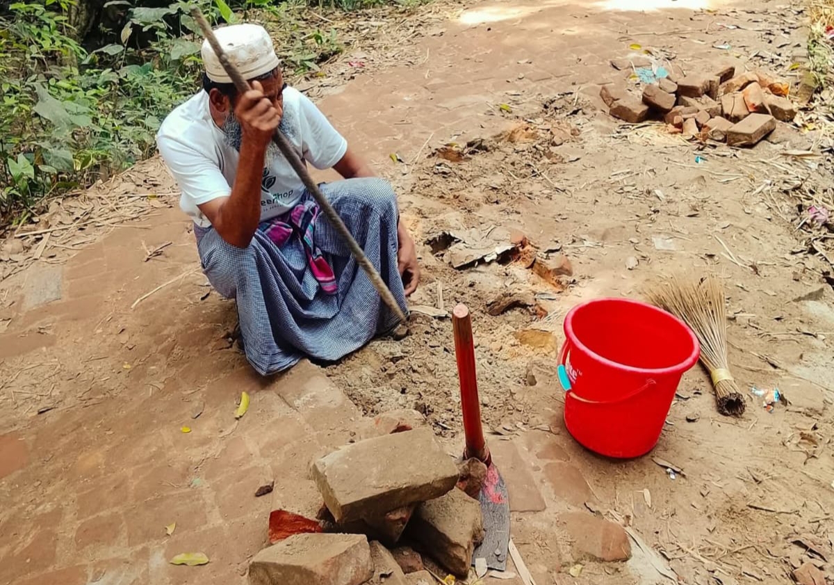 ইমাম মহিদ ঢালির বাড়ি হইতে হোসেনপুর কেন্দ্রীয় জামে মসজিদ পর্যন্ত রাস্তাটির বেহাল দশা দেখার কেউ নেই