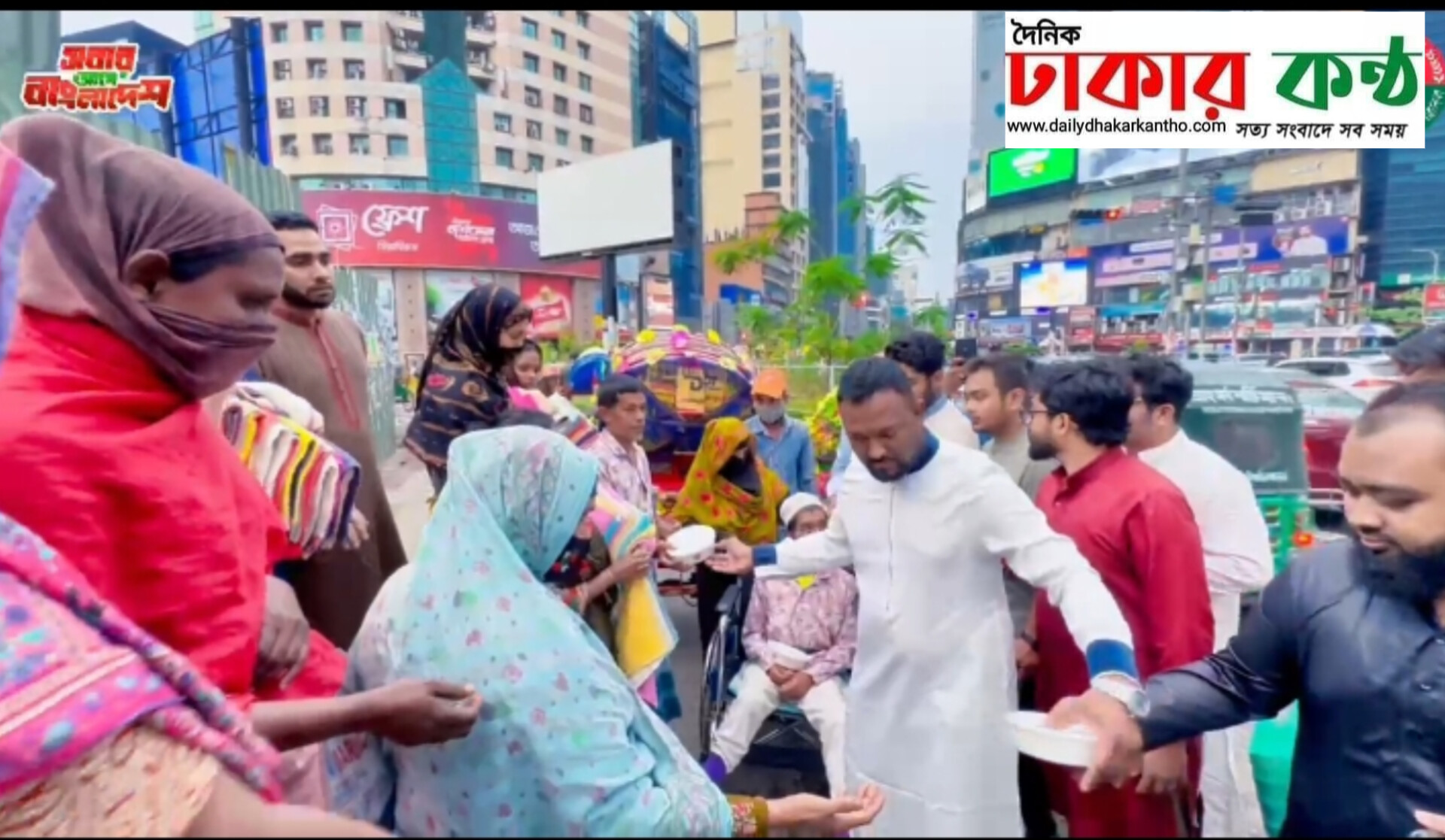 পথচারীদের মাঝে ইফতার বিতরণ: ভ্রাতৃত্ব ও মানবিকতার অনন্য দৃষ্টান্ত
