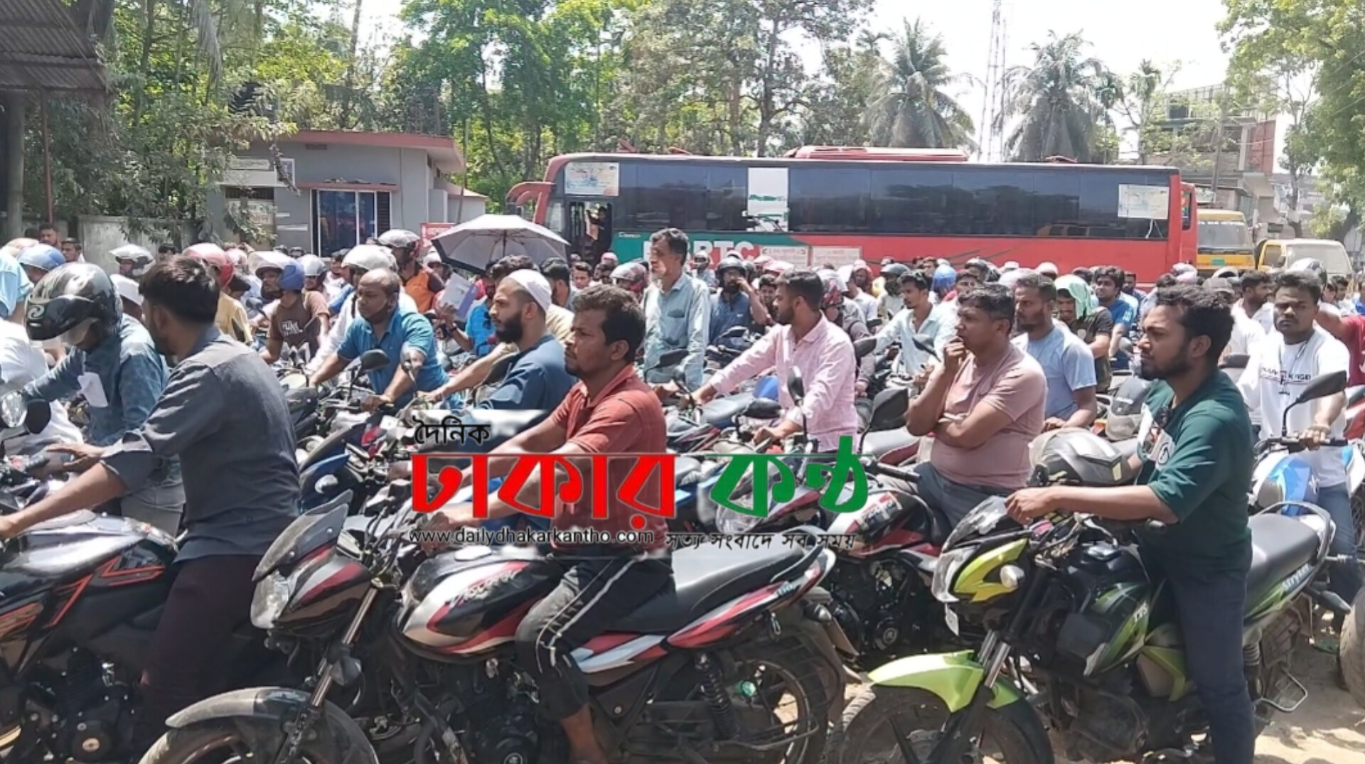 পিরোজপুরে জ্বালানি তেলের তীব্র সংকট: পাম্পে দীর্ঘ লাইন, পুলিশের পাহারায় মিলছে তেল ‎