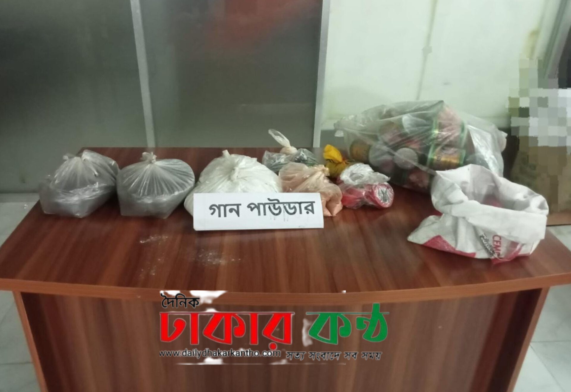 শিবগঞ্জে র‍্যাবের অভিযান ৯ কেজি গানপাউডার ও বিপুল পরিমাণ বোমা তৈরির সরঞ্জাম উদ্ধার