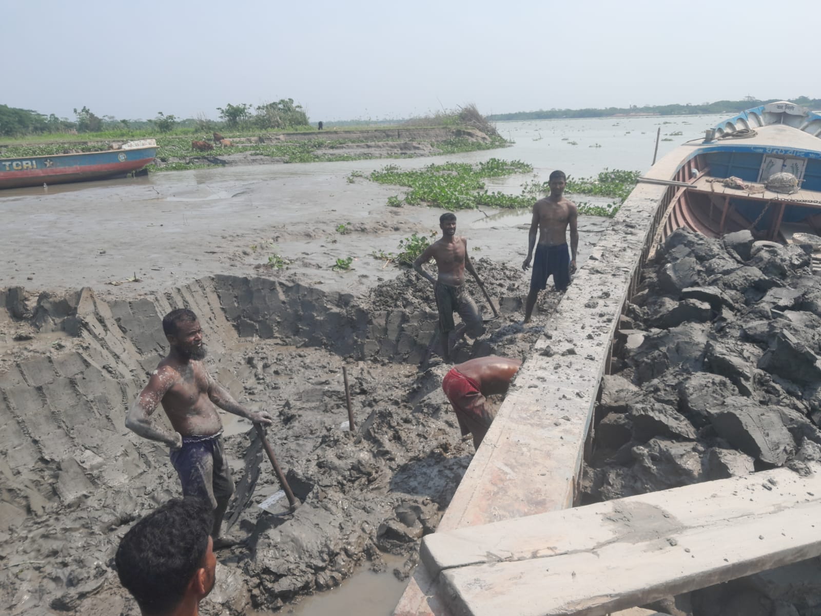 নেছারাবাদে খাস জমির মাটি কাটায় ৩ ইটভাটাকে জরিমানা ৬ লাখ টাকা জরিমানা।