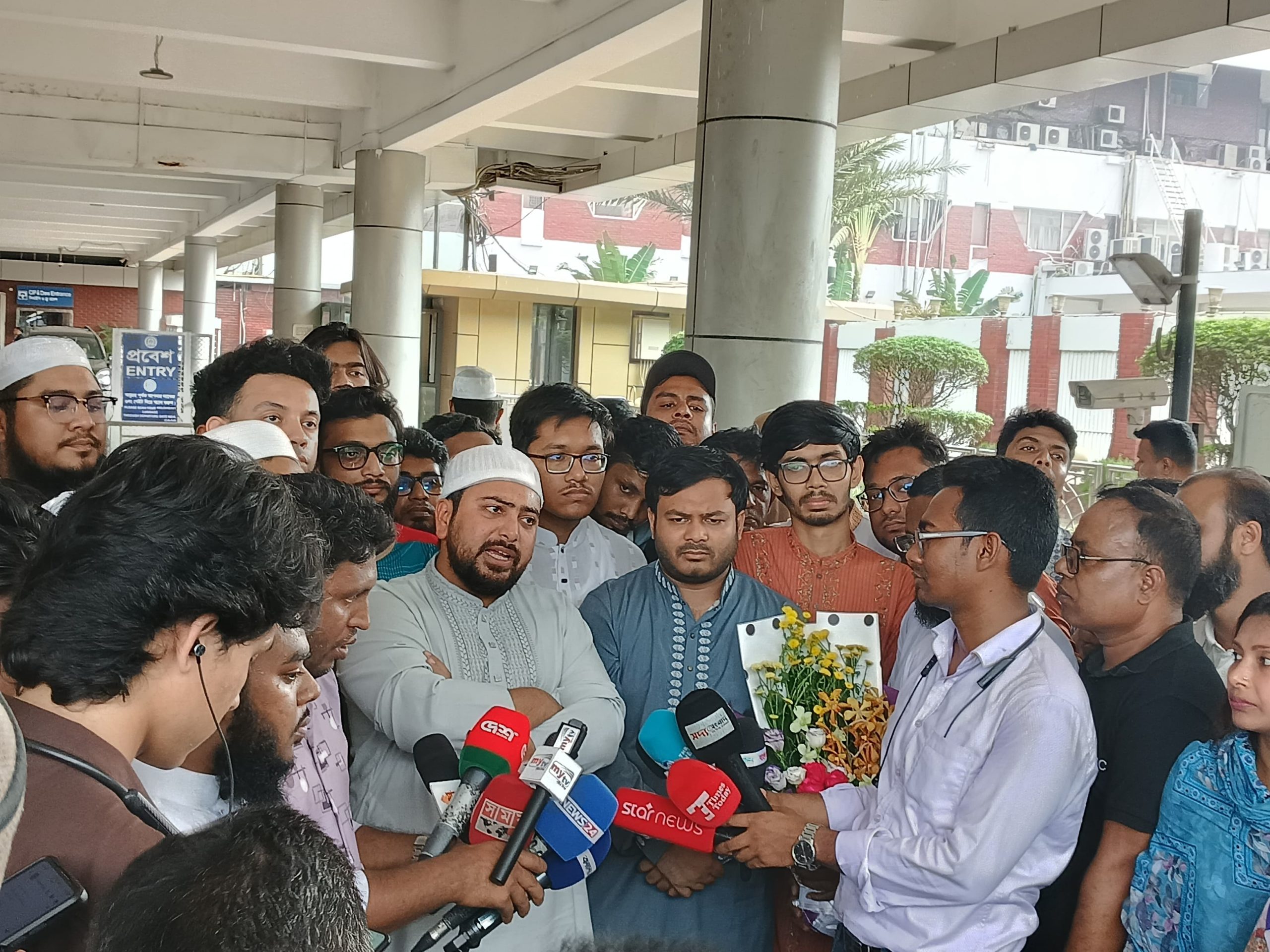 পবিত্র ওমরাহ শেষে দেশে ফিরলেন এনসিপি আহ্বায়ক নাহিদ ইসলাম এমপি