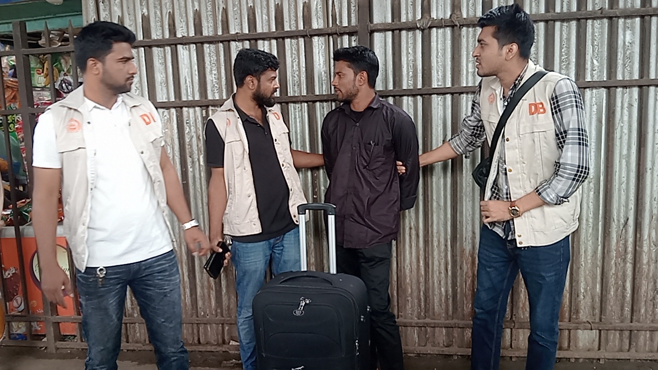 বিমানবন্দর রেলস্টেশনে অভিযান: বনলতা এক্সপ্রেসের যাত্রীর ব্যাগে ৯৬ বোতল নিষিদ্ধ মাদক উদ্ধার