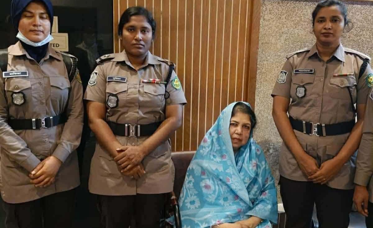 শিরীন শারমিন চৌধুরী বাংলাদেশের সাবেক সংসদ স্পিকার এবং একজন শীর্ষস্থানীয় রাজনীতিবিদ। তাকে “হত্যা মামলার পলাতক আসামি হিসেবে ধানমন্ডি বাসা থেকে গ্রেফতার” করা হয়েছে