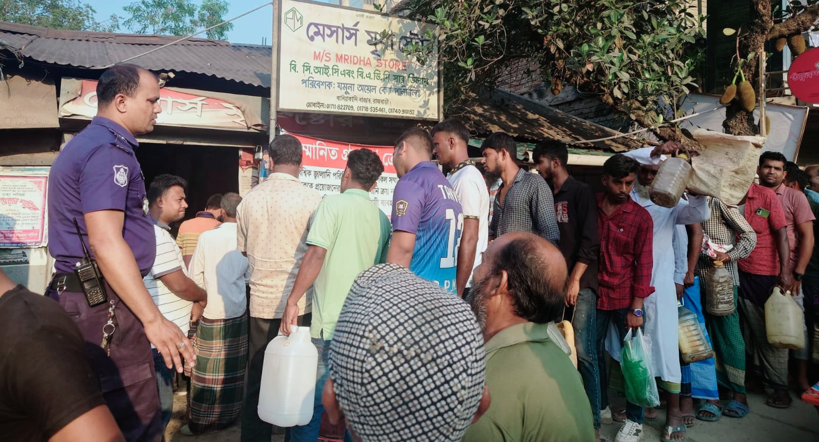 বালিয়াকান্দিতে ডিলারের কাছ থেকে তেল পাচ্ছেন না সাব-ডিলাররা, বাজারে ভোগান্তি চরমে