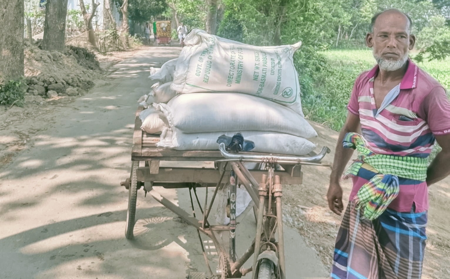 গজারিয়ায় খোলা ভ্যান থেকে সরকারি চাউল উদ্ধার।  ওসমান গনি 
