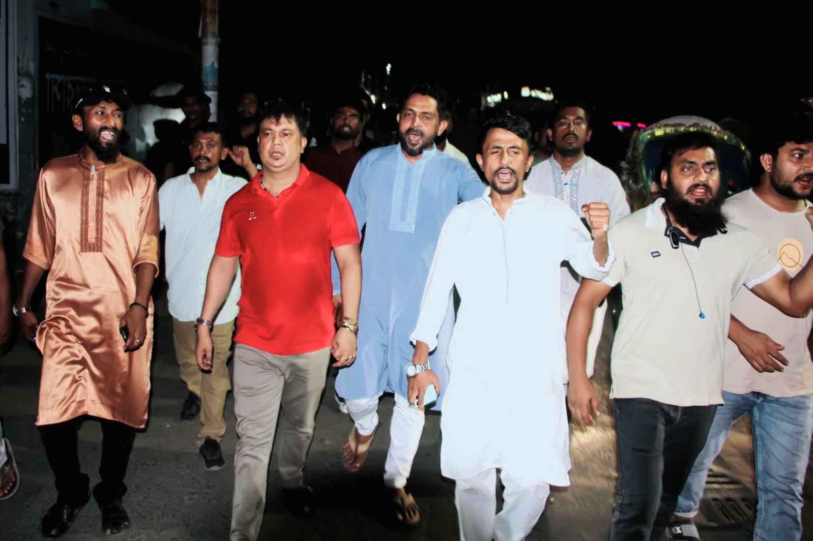 উত্তরায় মদের বার বন্ধের দাবিতে এলাকাবাসীর রাজপথে প্রতিবাদ