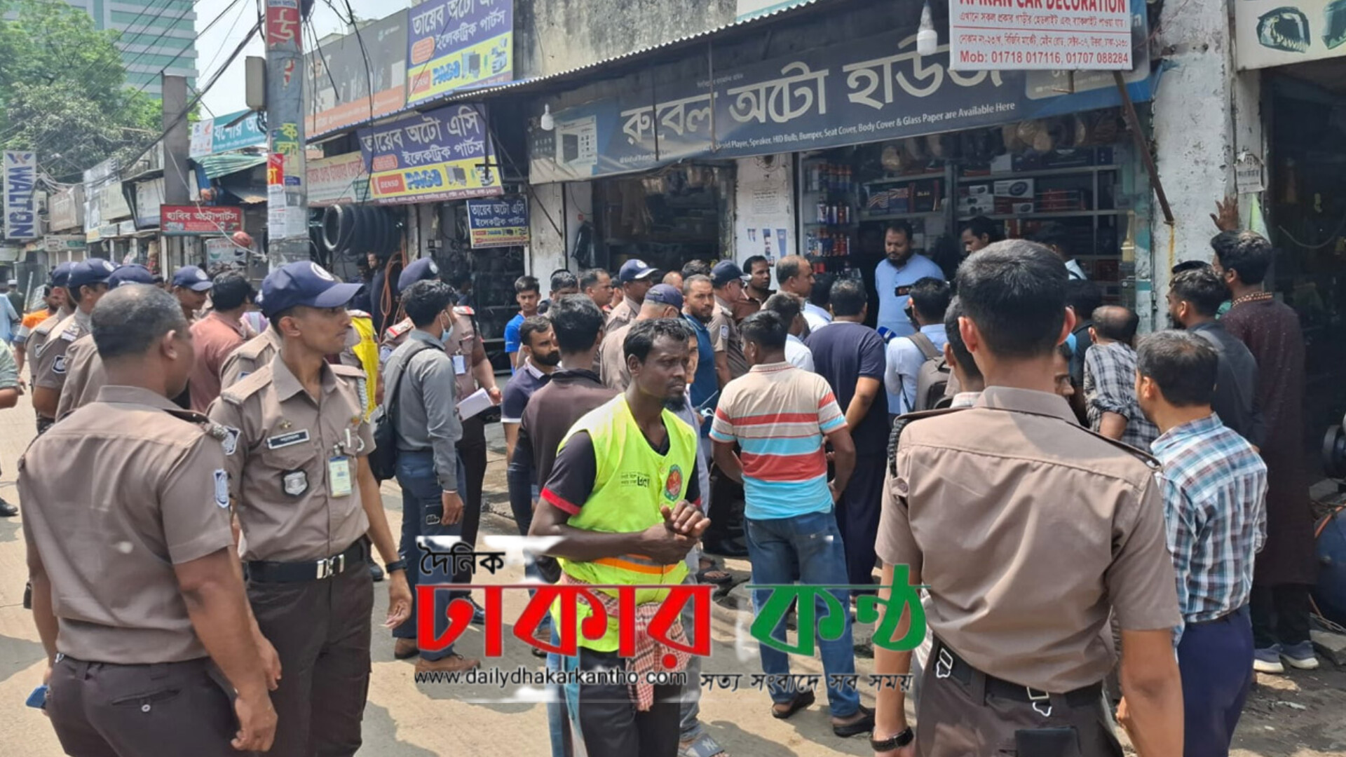 উত্তরায় ফুটপাত দখলমুক্ত করতে ভাঙচুর অভিযান শুরু, উপস্থিত ডিএমপির অতিরিক্ত কমিশনার