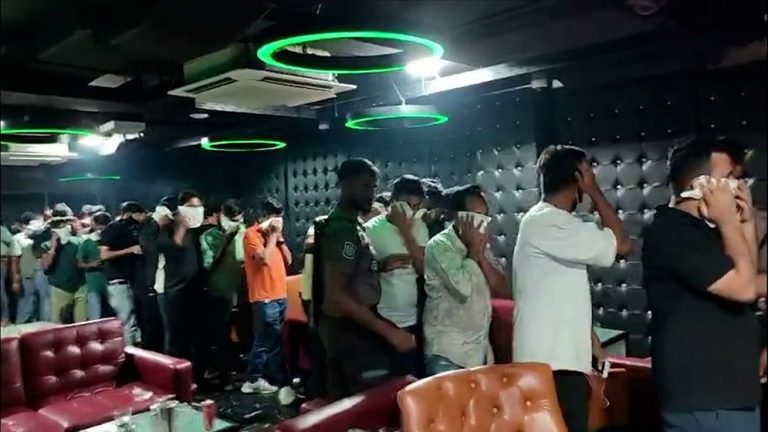 রাজধানীর ঢাকার উত্তরা এলাকায় একটি বারে পুলিশের বিশেষ অভিযানে অন্তত ১৪০ জনকে আটক করা হয়েছে।