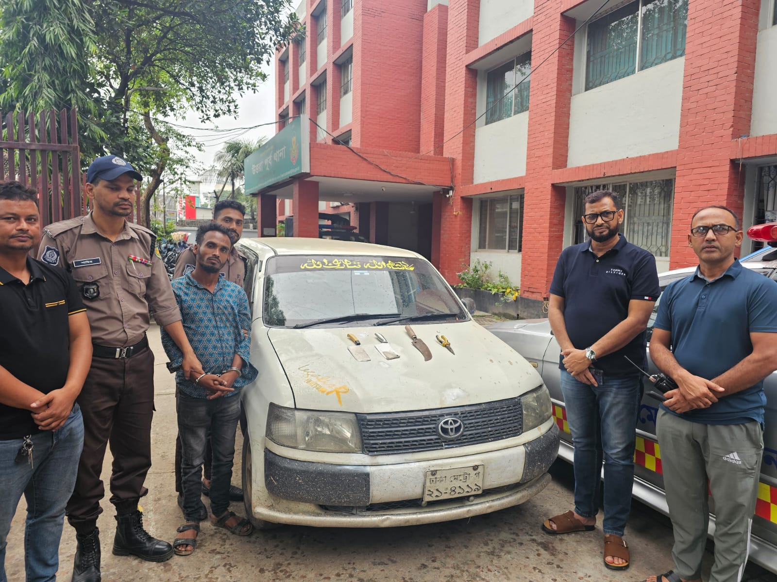 উত্তরা পূর্ব থানায় ছিনতাইচক্রের সদস্য আটক, দেশীয় অস্ত্র ও প্রাইভেট কার উদ্ধার