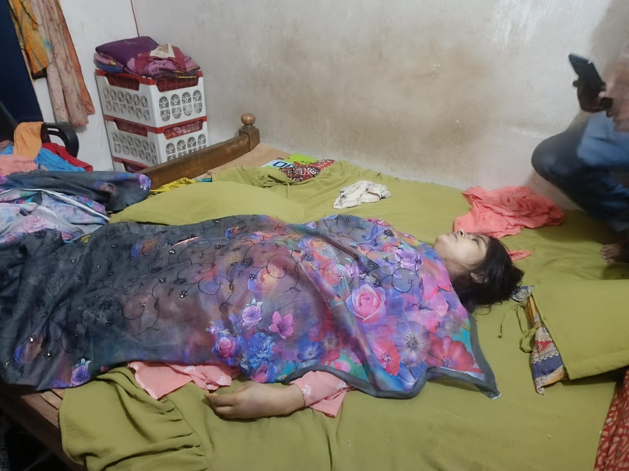 তুরাগে গৃহবধূর ঝুলন্ত মরদেহ উদ্ধার, স্বামীর পরকীয়ার জেরে গলায় ফাঁস দিয়ে আত্মহত্যার অভিযোগ।