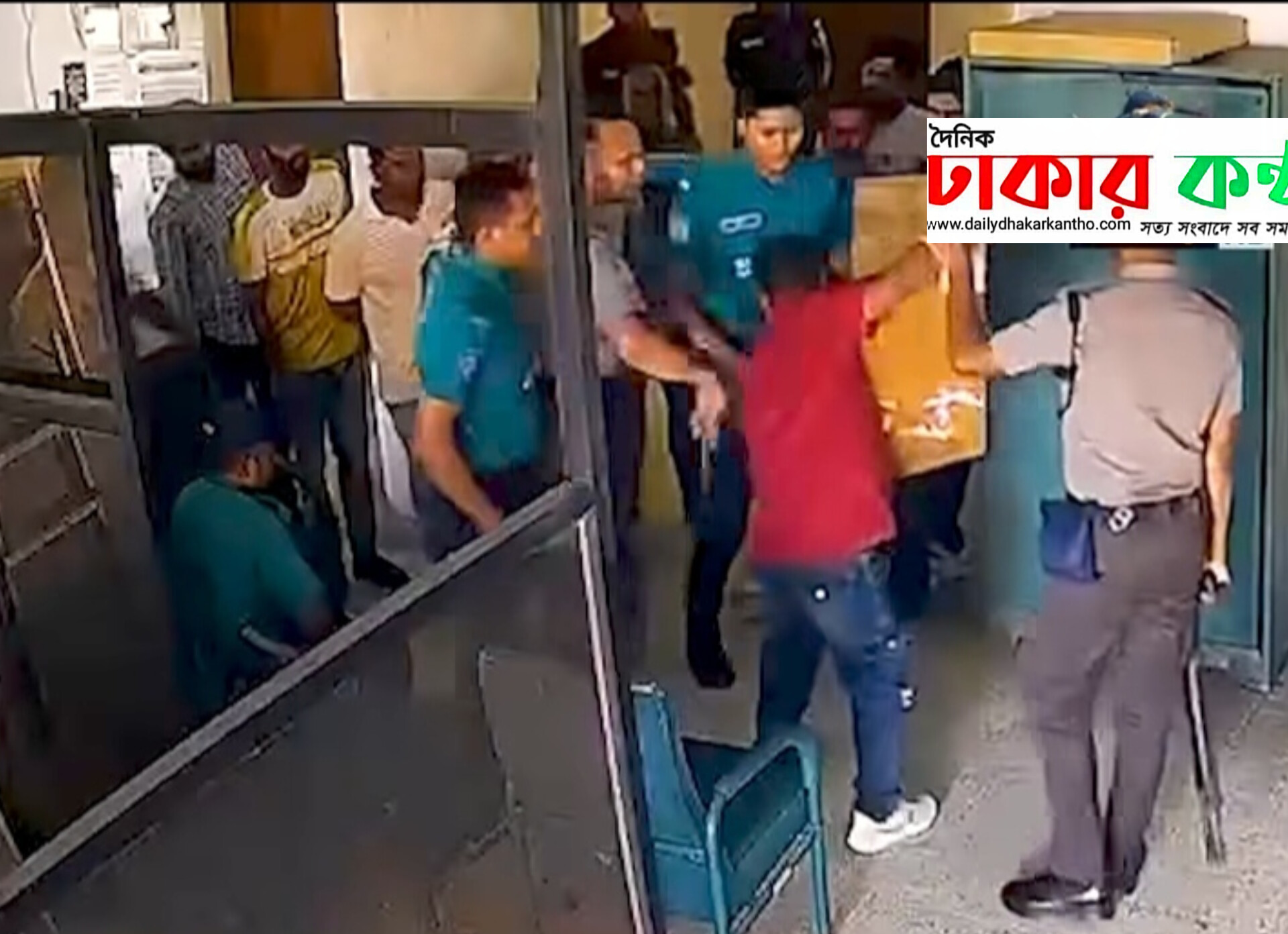 পুলিশের সামনেই রাজশাহীতে টেন্ডার বাক্স ছিনতাই, অভিযোগ যুবদল নেতাদের বিরুদ্ধে